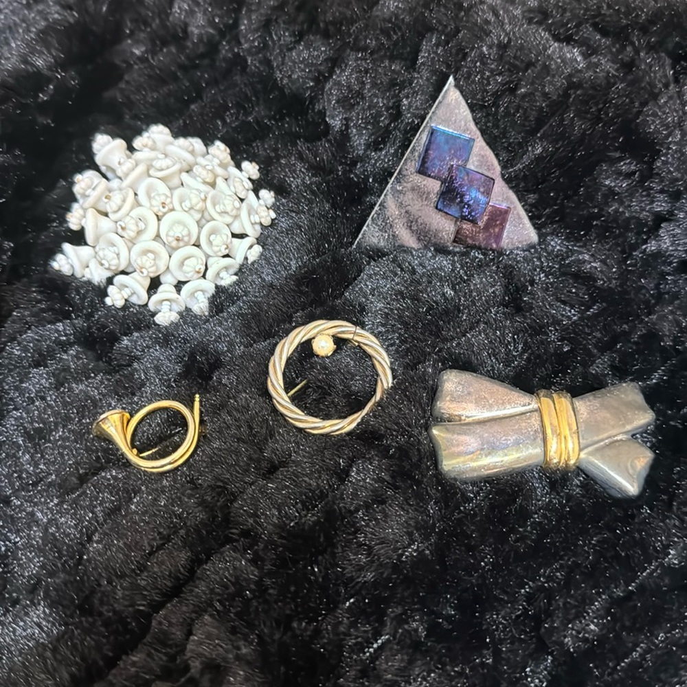 Vintage collection of Women’s pins/broches